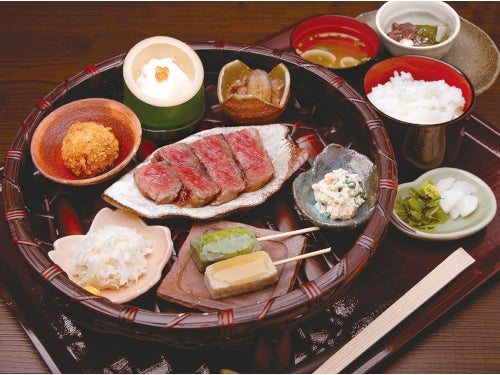 【名古屋発】京都屈指の桜名所「醍醐寺」&近江牛サーロインステーキ御膳&有名お菓子店2